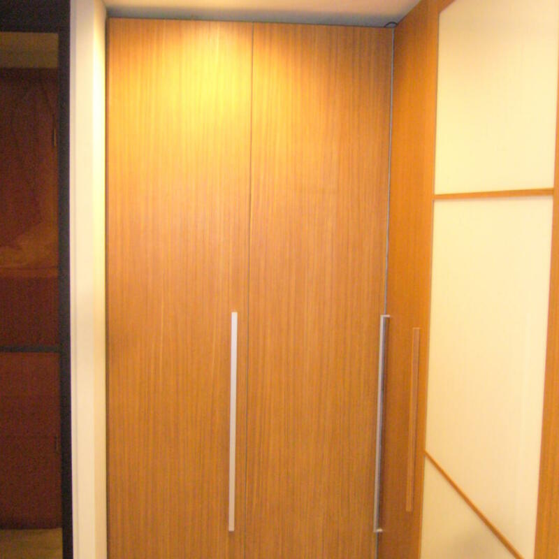 Εκθεσιακή ντουλάπα &#8211; Teak Laminate