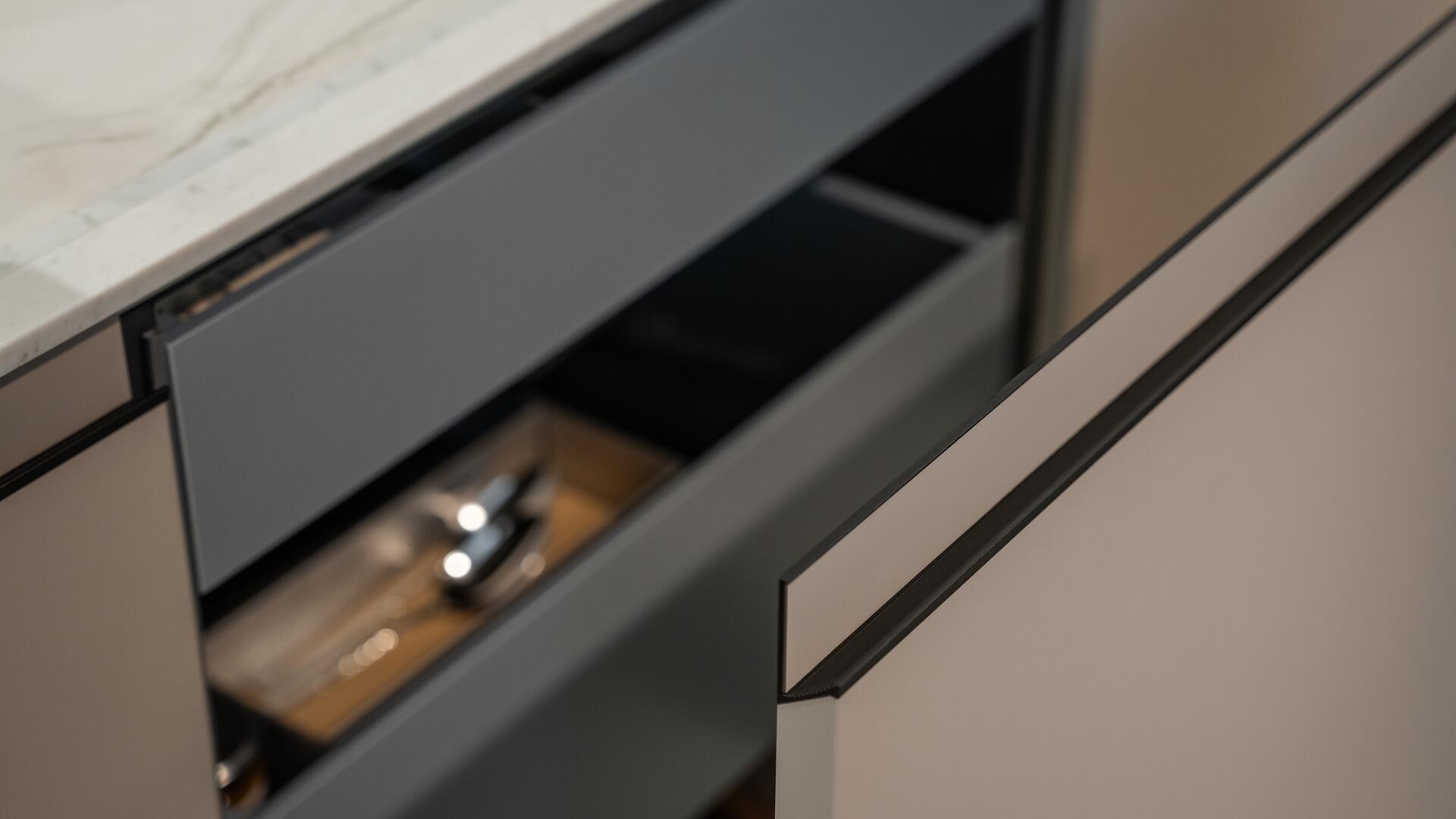 ΕΠΙΠΛΑ ΚΟΥΖΙΝΑΣ SieMatic SG6 Graphite