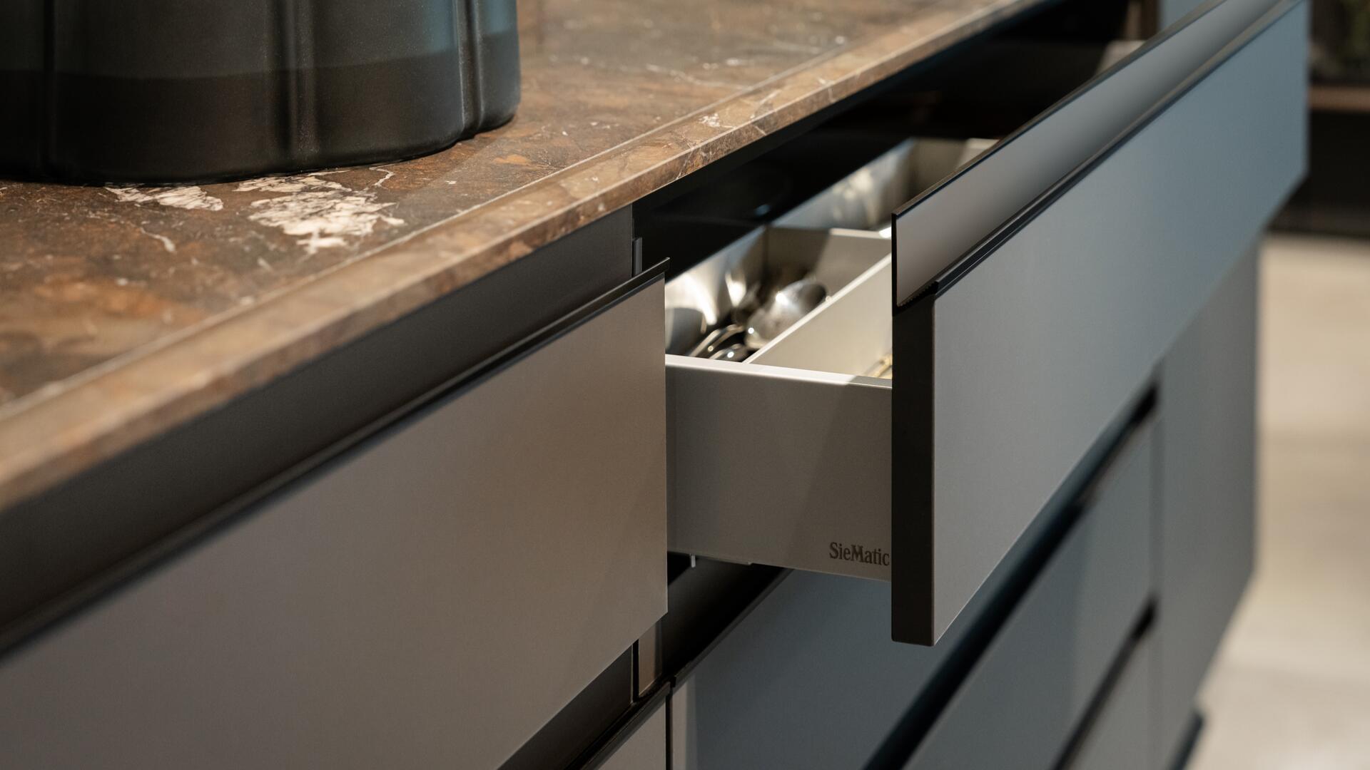 ΕΠΙΠΛΑ ΚΟΥΖΙΝΑΣ SieMatic SG6 Graphite
