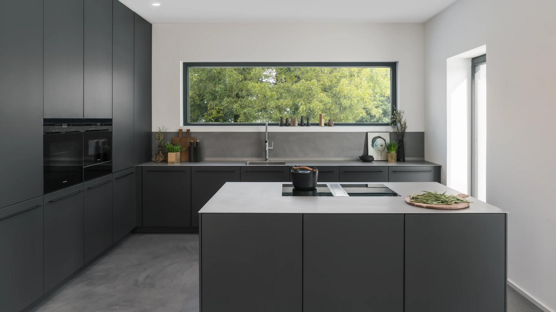 Κουζίνες χωρίς κρεμαστά ερμάρια: Τάση ή πρακτική επιλογή