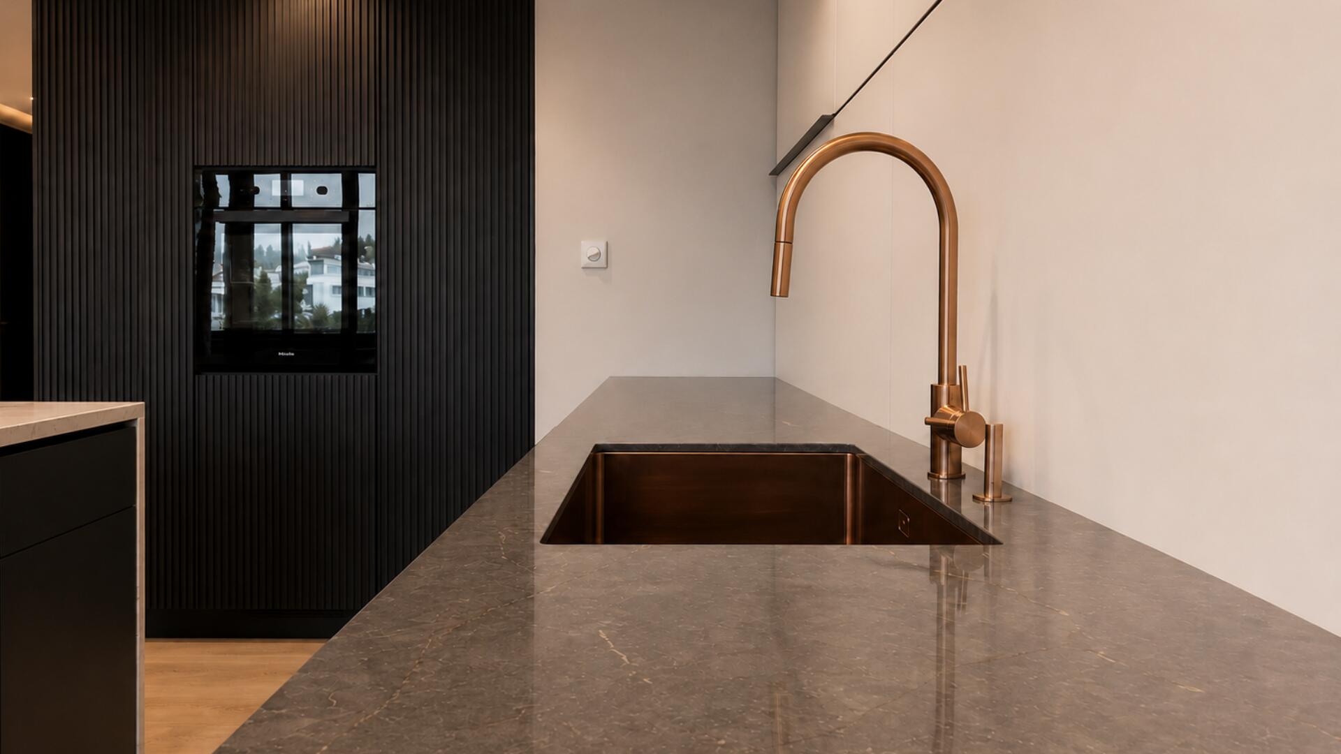 Εκθεσιακά Έπιπλα Κουζίνας Glass + Mover + Vogue